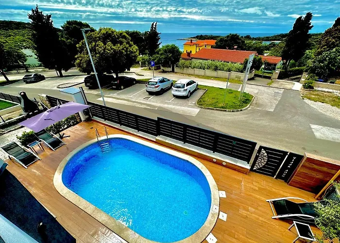 Noel - Three Bedroom Apartment With Pool