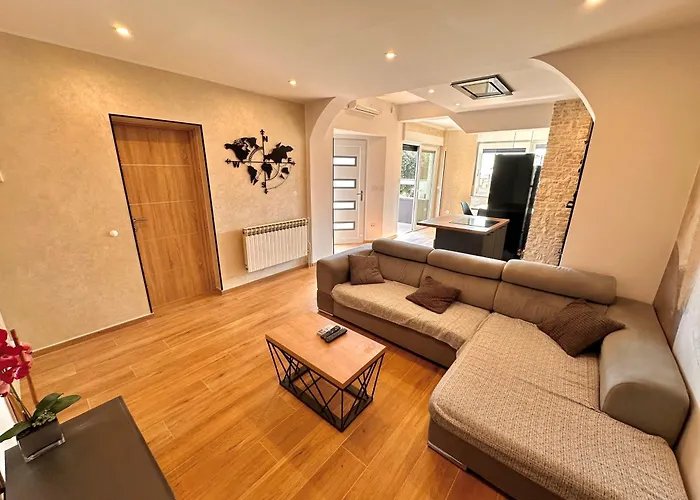 Noel - Three Bedroom Apartment With Pool