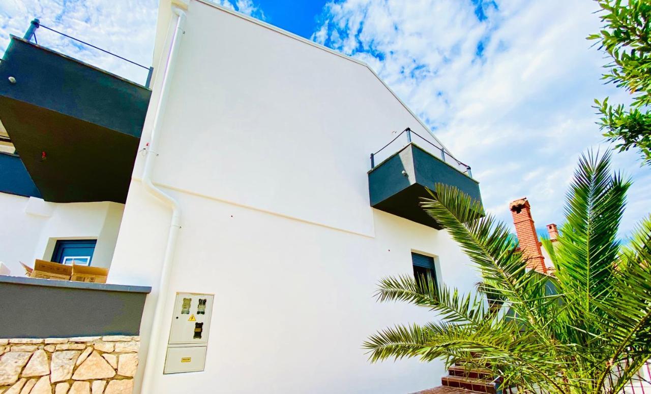 Noel - Three Bedroom With Pool Banjole