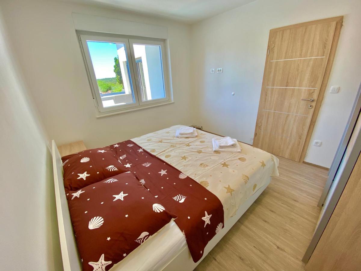 Noel - Three Bedroom With Pool Apartment Banjole