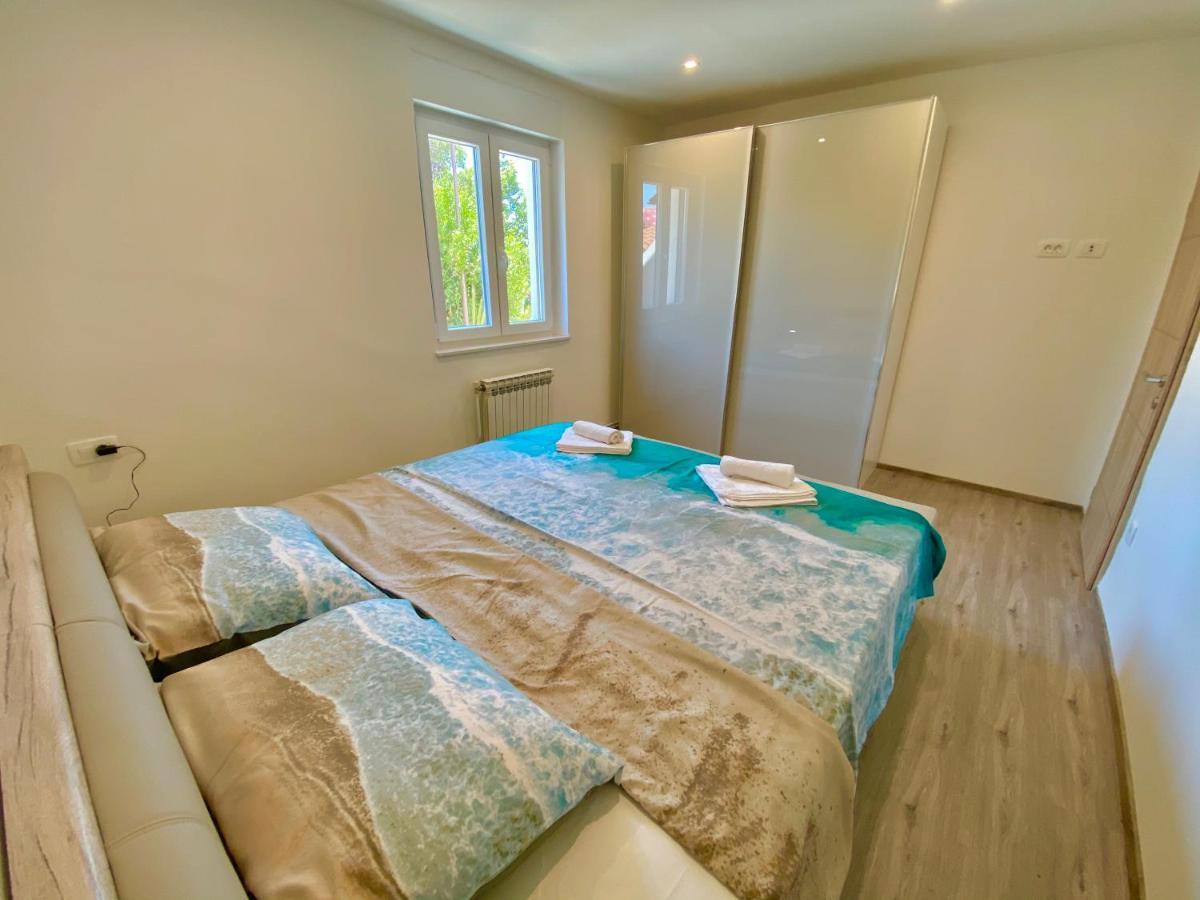 Noel - Three Bedroom With Pool Banjole