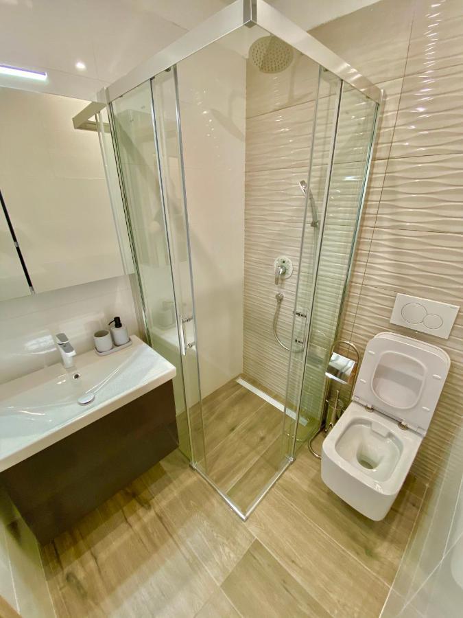 Noel - Three Bedroom With Pool Banjole