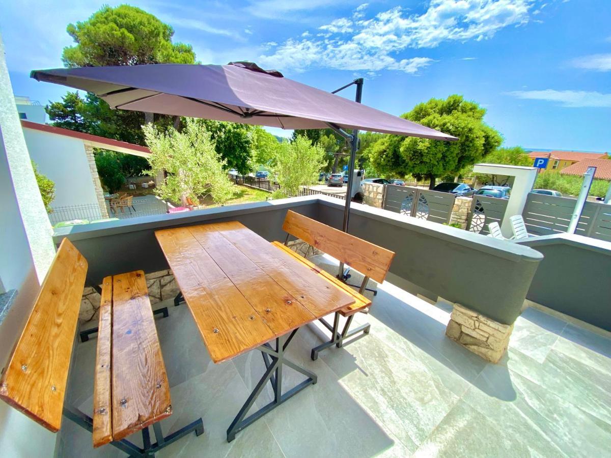 Noel - Three Bedroom With Pool Banjole