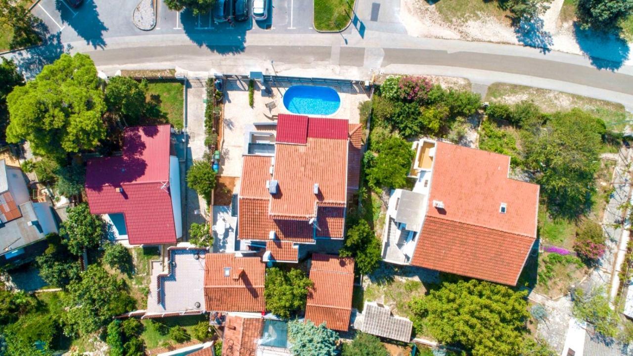 Noel - Three Bedroom With Pool Banjole