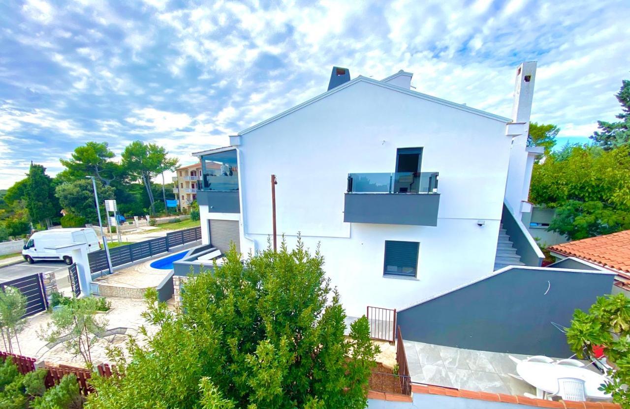 Noel - Three Bedroom With Pool Apartment Banjole