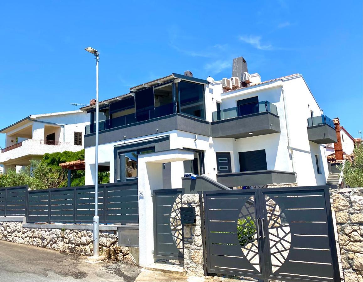 Noel - Three Bedroom With Pool Apartment *