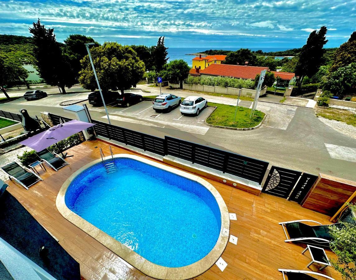 Noel - Three Bedroom With Pool Banjole
