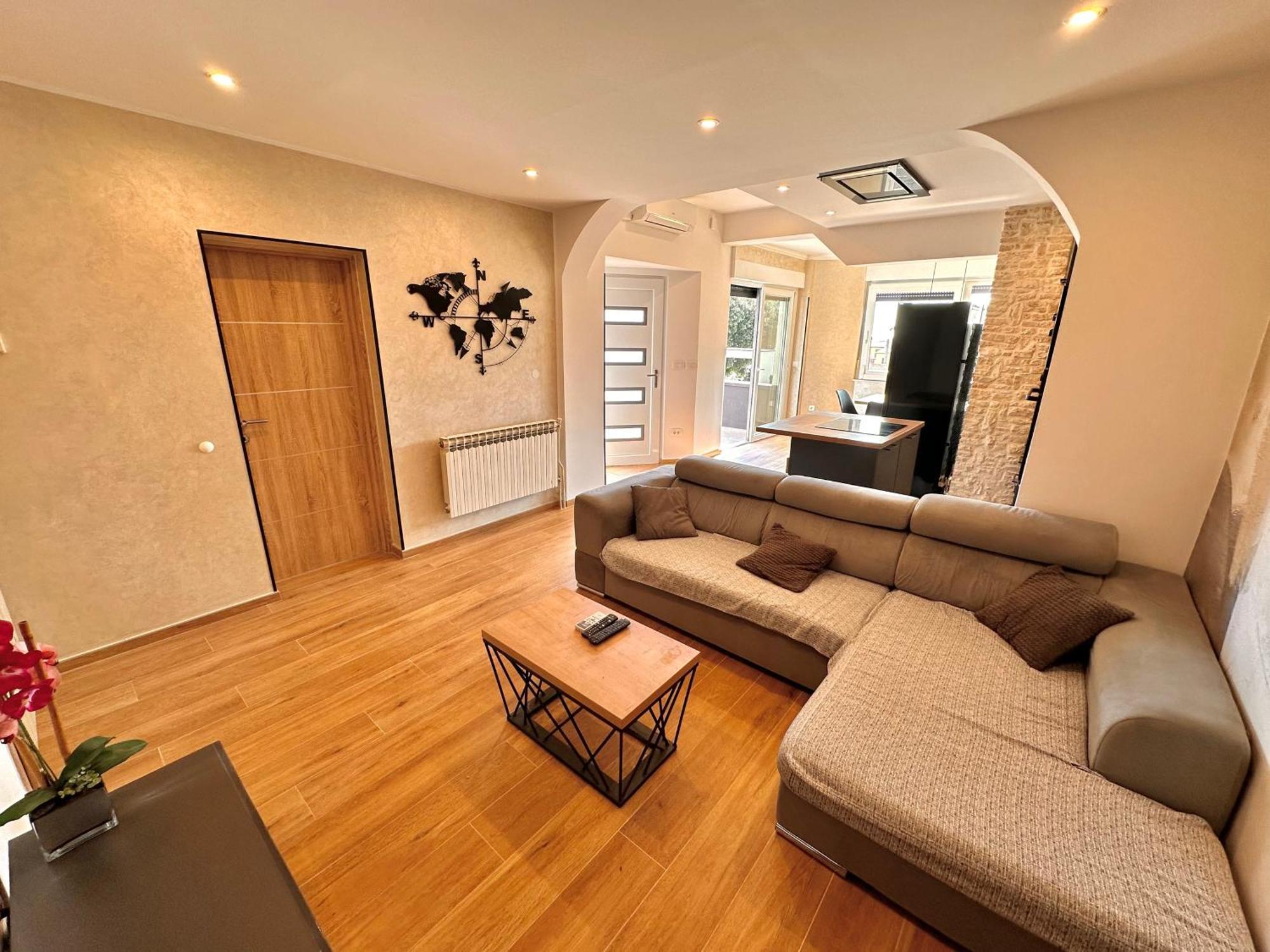 Noel - Three Bedroom With Pool Apartment Banjole