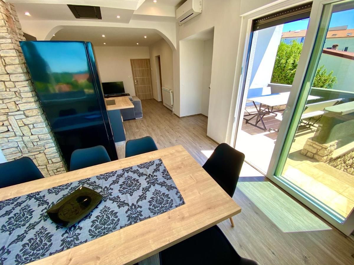 Noel - Three Bedroom With Pool Apartment Banjole